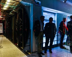 Крушили мебель и авто: Cisco оставила за собой в РФ "выжженную землю", а заплатит Москва