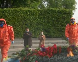 9 мая в Киеве: к парку Славы выстроилась очередь, Вечный огонь — дезинфицируют