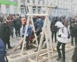 На Европейской площади установили катапульту "для напоминания властям"