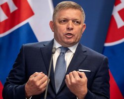"Всі питають, що він сказав": Фіцо зізнався, що обговорює Путіна в туалетах Брюсселю