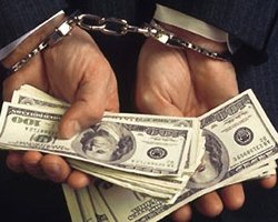 Экс-чиновника столичной РГА задержали с 15,5 тыс. долл взятки 