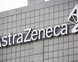 Еврокомиссия подала иск против AstraZeneca из-за срыва поставок вакцин