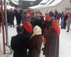 Вимагали святкувати 7 січня: на Франківщині вірян не пустили в церкву відзначати Різдво