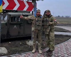 "У каждого своя": бойцы ВСУ установили новогоднюю елку в Судже (фото)