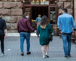 Смягчение карантина в Киеве: ресторанам разрешили принимать посетителей в залах