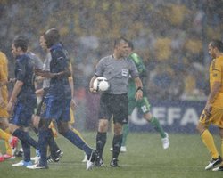 Украинский болельщик исполнил зажигательный танец во время матча с Францией