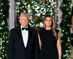 Дональд і Меланія Трамп у всьому чорному показали різдвяний портрет (фото)