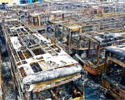 Металлические скелеты: как выглядит автобусный парк Днепра после удара ВС РФ (фото)