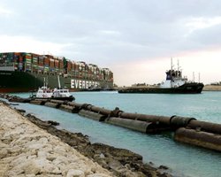 Все дело в размере: лоцманы Суэцкого канала рассказали, почему контейнеровоз мог сесть на мель