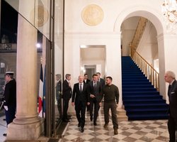 Зеленський у Франції, Київ зі світлом та слідство за МН17: головні події за ніч 8 лютого