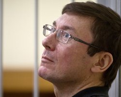 Опубликован список из 200 книг, которые прочитал в СИЗО Юрий Луценко