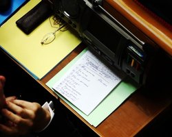 Ефремов обзванивает отсутствующих в Раде депутатов, - СМИ