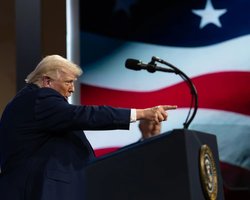 "Завантажуємо судна найкращою зброєю": Трамп відповів, що буде, якщо Іран не піде на угоду