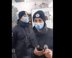 Предприниматель в "красных" Черновцах прогнала полицейских, пришедших с проверкой (видео)