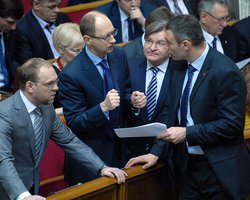 Яценюк уверяет, что никого из фракции Батьківщини исключать не будут