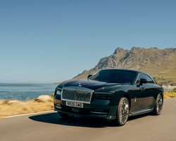 Розкіш і запас ходу понад 600 км: представлено новий електрокар Rolls-Royce (фото)