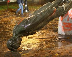 В день открытия Америки в Портленде снесли статуи двух президентов США