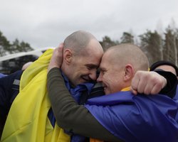 Две сотни военных уже направляются домой: между Украиной и РФ состоялся обмен пленными (фото)