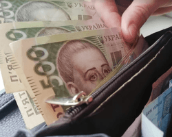 Замораживание минимальной зарплаты в Украине: чем это грозит украинцам