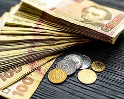 Дефицит наличной гривны? В Украине резко упал спрос населения на доллары