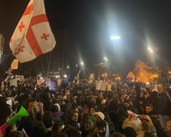 Баррикады, перевернутые машины, газ: силовики жестоко разгоняют протесты в Грузии (видео)