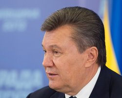 Януковичу в Донецке подарили картину и показали, как снимался Іван Сила