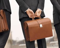 Оклад, надбавки, премии: сколько получают госслужащие в Украине