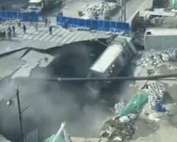 В Шанхаї дорога біля "зебри" раптово пішла під землю: утворилося велике провалля (відео)