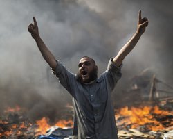 Демонстранты штурмуют правительственное здание в Каире