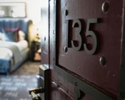 Происходило нечто странное: постоялец обнаружил загадочные следы на запотевшем окне