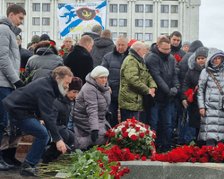 Скорбят по погибшим: в Самаре прошли митинги после удара ВСУ по базе ВС РФ в Макеевке (видео)