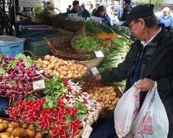 Попов уверяет, что никто не собирается закрывать столичные рынки 