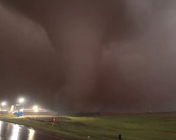 Гигантский торнадо в США едва не уничтожил военную базу (видео)