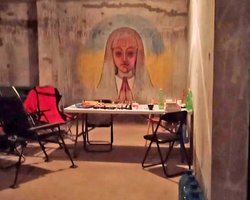 "Ми – офігенний народ". Навіщо Лана Овчиннікова малює картини на стінах бомбосховища