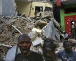 На Гаити мародеров завалило обломками супермаркета