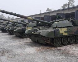 На Донеччині танкісти прямим наведенням впритул знищили фортифікації ЗС РФ (відео)