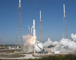 SpaceX показала запись попытки приземлить ступень ракеты