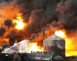 Дрони атакували нафтобазу в Ростовській області: цистерни з паливом у величезному полум'ї (відео)