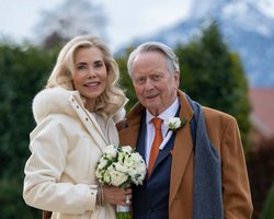 Світська левиця, яка була одружена з двома принцами, зіграла весілля з власником Porsche