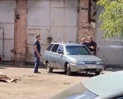 Полтавский террорист с заложником едут в Киев полевыми дорогами