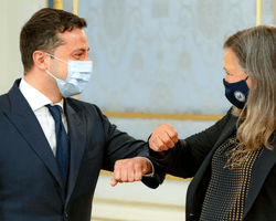 США рассмотрят возможность своего участия в урегулировании на Донбассе, – Нуланд