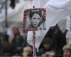 Возле суда собрались около 2,5 тыс. сторонников и противников Тимошенко 