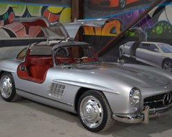 Осовремененная легенда: украинцы воссоздали знаменитый суперкар Mercedes 300 SL (видео)