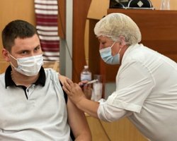 Жителям Мукачево за COVID-прививку обещают самокаты, велосипеды и Renault Duster