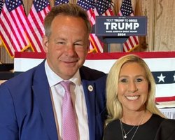 Отыскали адрес: журналист, который спрашивал Зеленского о костюме, пожаловался на угрозы (видео)