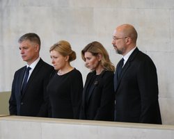 Олена Зеленська та прем'єр-міністр Шмигаль разом вирушили на похорон королеви Єлизавети