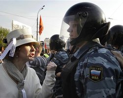 Московский ОМОН задерживает оппозиционеров на Чистых Прудах