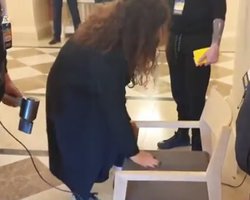 Зеленскому перед выступлением в парке грели стул феном