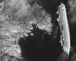 Лайнер Costa Concordia сфотографировали из космоса