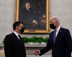 Байден проведе переговори із Зеленським перед дзвінком Путіну, — Independent